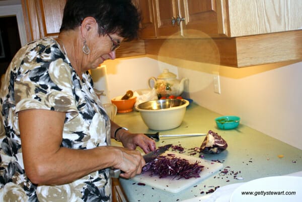 Oma slicing red cabbage