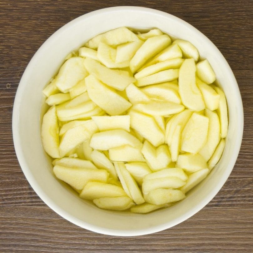 apples in lemon water