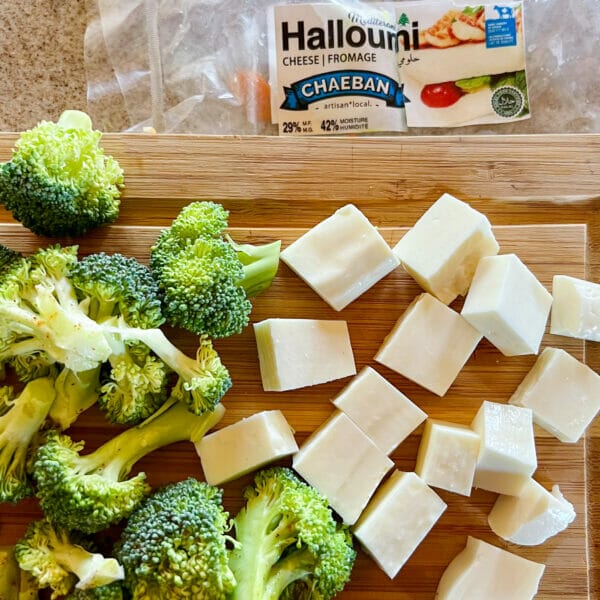 halloumi cubes with broccoli