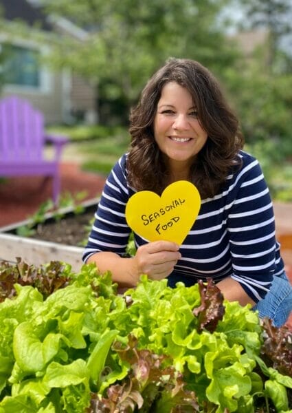 Getty holding a yellow heart. Text in heart "seasonal food".